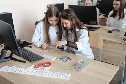 Расширение горизонтов: экскурсии в учебные лаборатории для учащихся 8 классов, организованные Торгово-промышленной палатой Приднестровья и Бендерским торгово-технологическим техникумом